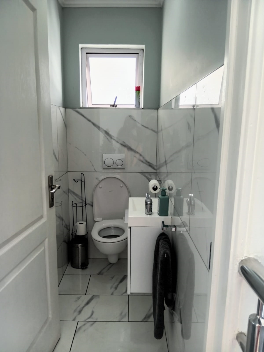 5 Bedroom Property for Sale in Beacon Bay Eastern Cape